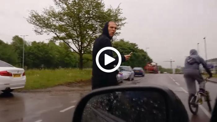 Τους έλουσε με λασπόνερα γιατί του τσαμπουκαλεύτηκαν [video]