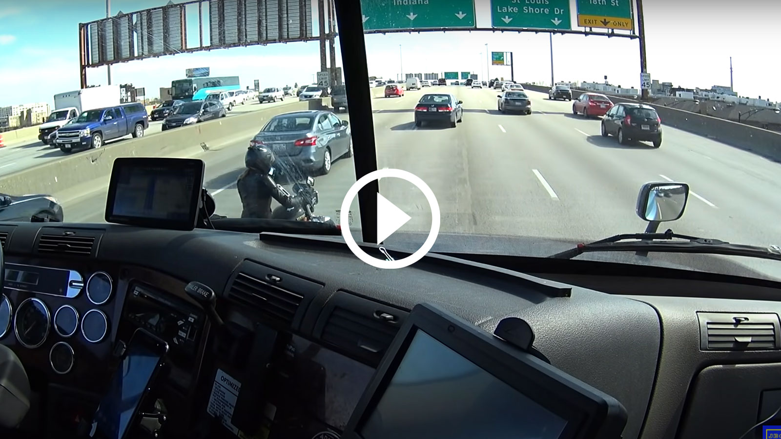 Φορτηγατζής βοηθά γυναίκα που έμεινε με τη μοτοσυκλέτα [video]