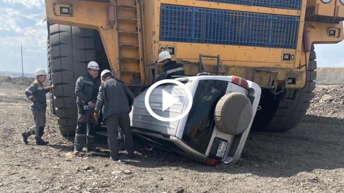 Σιδερένιος γίγαντας ισοπέδωσε SUV με εργάτες [video]