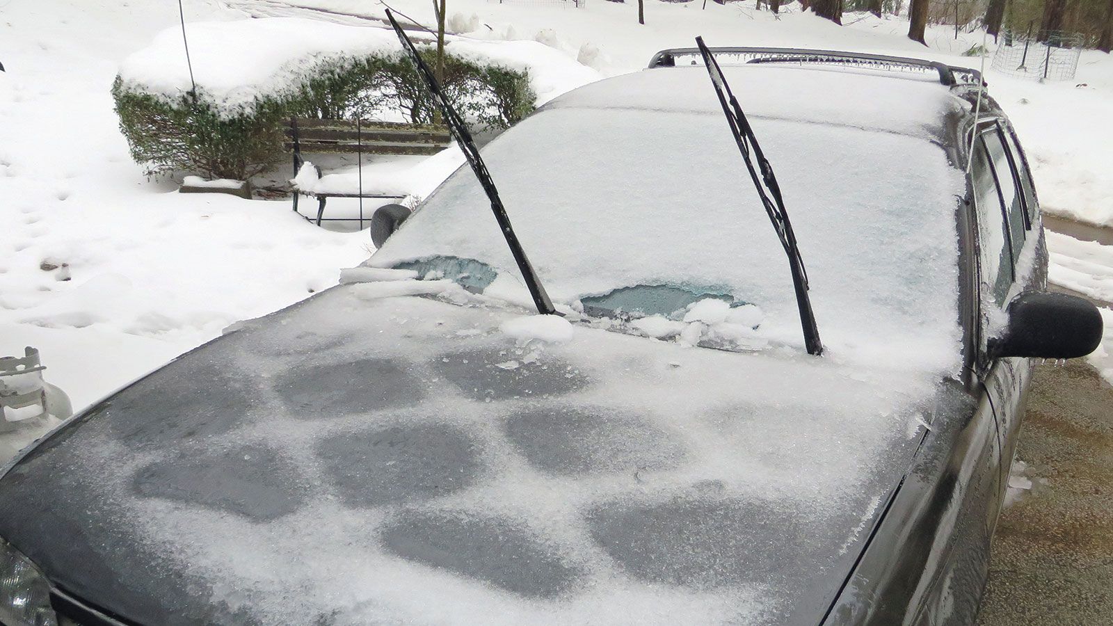 Το καλύτερο που μπορείτε να κάνετε στις χαμηλές θερμοκρασίες, είναι να ανασηκώσετε προληπτικά τους υαλοκαθαριστήρες όταν το αυτοκίνητο είναι παρκαρισμ