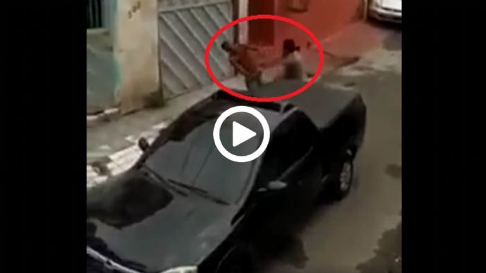 Τον κοίμισε γιατί του χτύπησε το αυτοκίνητο [video]