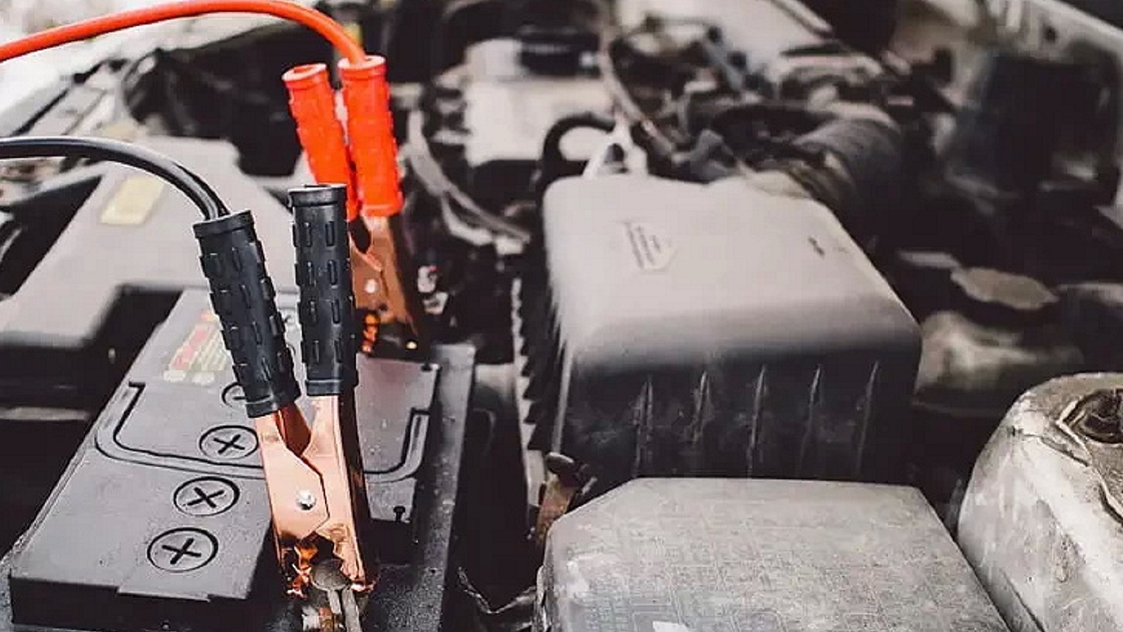 Η μπαταρία του αυτοκινήτου μπορεί να ξεφορτίσει εξαιτίας διάφορων παραγόντων όπως η θερμοκρασία του περιβάλλοντος, μηχανικά προβλήματα αλλά και από δι