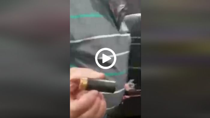 Πολυτεχνίτης παππούς βάζει μπροστά τρακτέρ με φυσίγγιο [video]