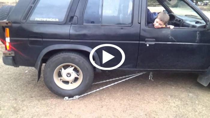 Έφτιαξε με πατέντα την σπασμένη όπισθεν στο αυτοκίνητο [video]