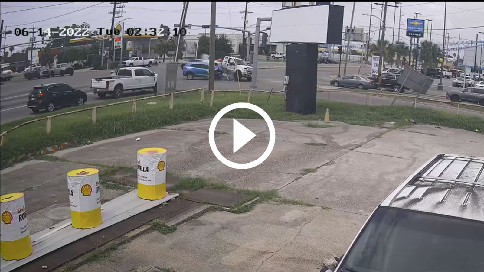 Πέρασε με κόκκινο και προκάλεσε χάος [video]