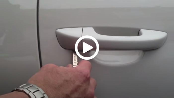 Πως ανοίγεις την πόρτα αν μείνει από μπαταρία το κλειδί; [video]