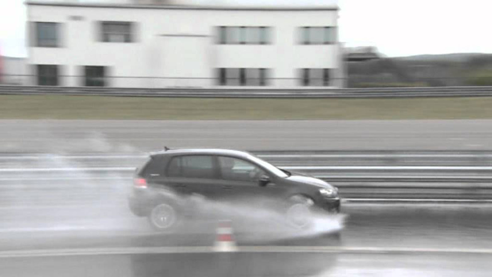 Όταν οδηγώ στη βροχή μειώνω την ταχύτητά μου