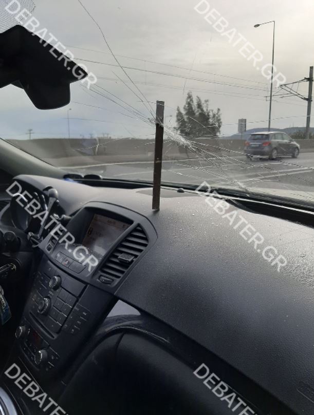 Σιδερόβεργα καρφώθηκε σε αυτοκίνητο στην Αττική Οδό