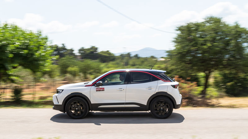 Το Opel Mokka-e κρύβει το βάρος του στο δρόμο