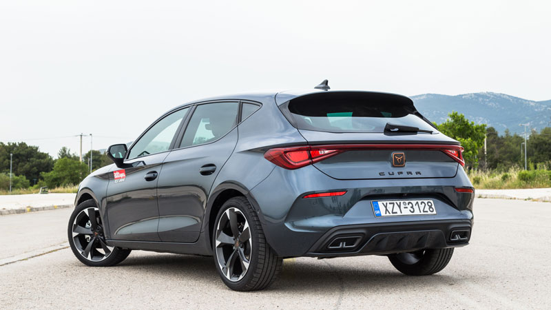 Οι πιο «επιθετικοί» προφυλακτήρες με τα τονισμένα ανοίγματα, ο πίσω διαχύτης, και φυσικά τα μπρονζέ λογότυπα της καταλανικής εταιρείας επάνω στο φόντο