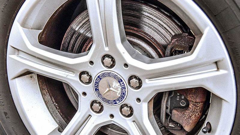 Λίγες φθορές στα πολλά χλμ: Ξεραμένα σινεμπλόκ, γρατζουνιές στο κάθισμα του οδηγού