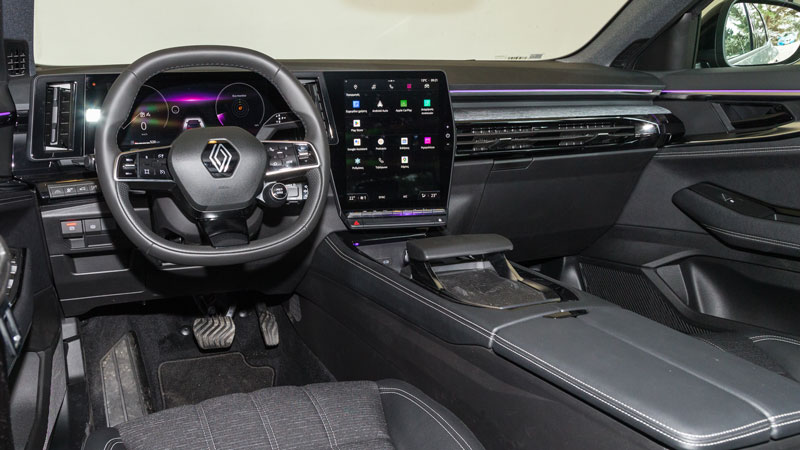 Audi Q3 VS Renault Austral. Ποιο ξεχωρίζει σε εξοπλισμό ασφαλείας και άνεσης;