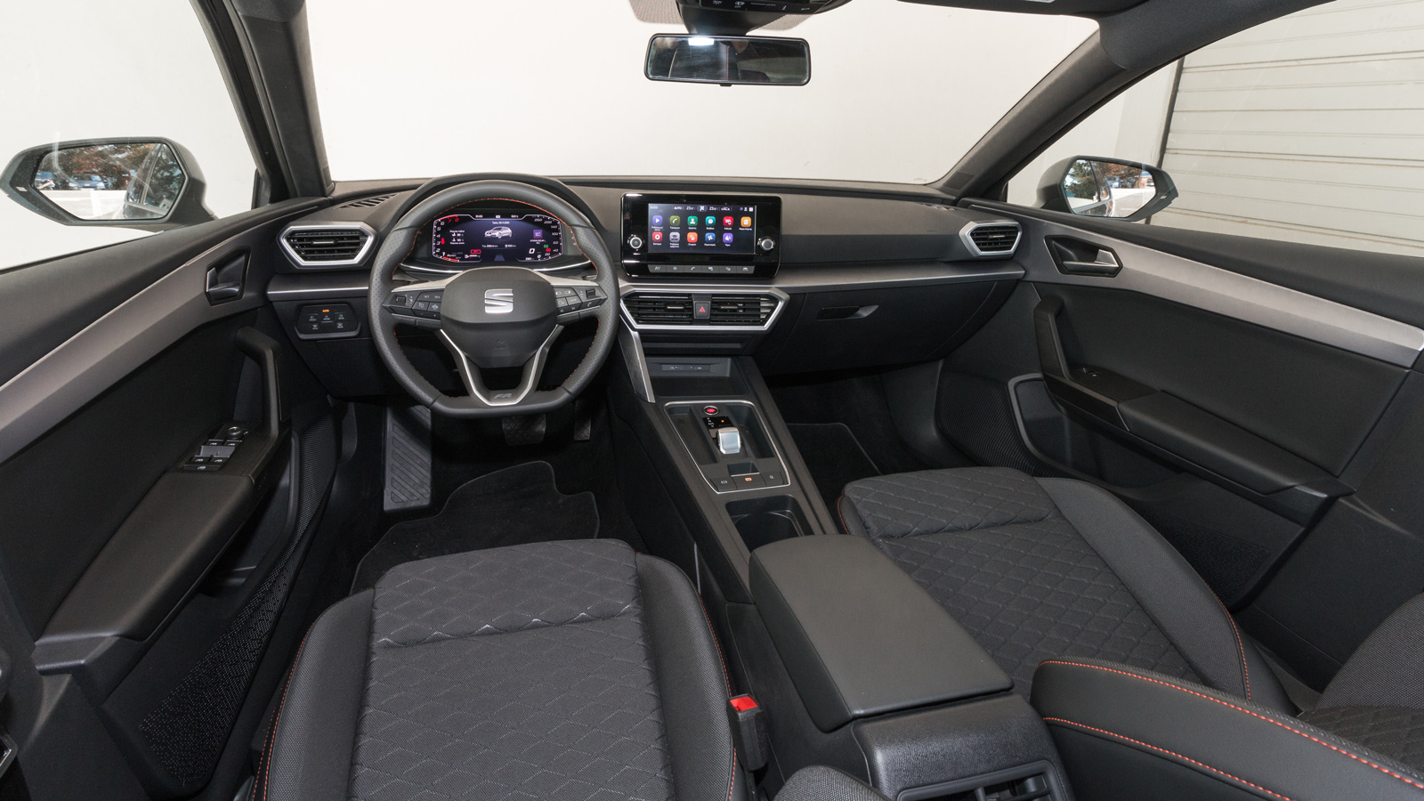 Citroen C4 C-cross Autom. 130ps VS Seat Leon. Ποιο ξεχωρίζει σε εξοπλισμό ασφαλείας και άνεσης;