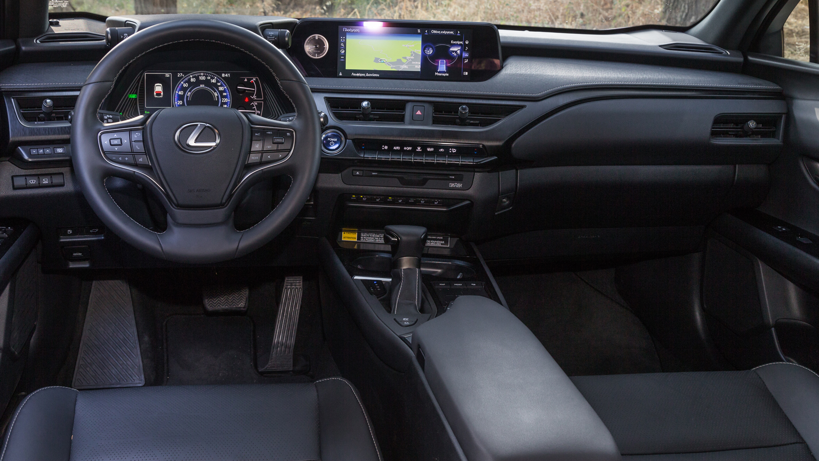 Hyundai Tuscon Hybrid 4x4  230ps VS Lexus UX Hybrid 4x4 184ps. Ποιο ξεχωρίζει σε εξοπλισμό ασφαλείας και άνεσης;