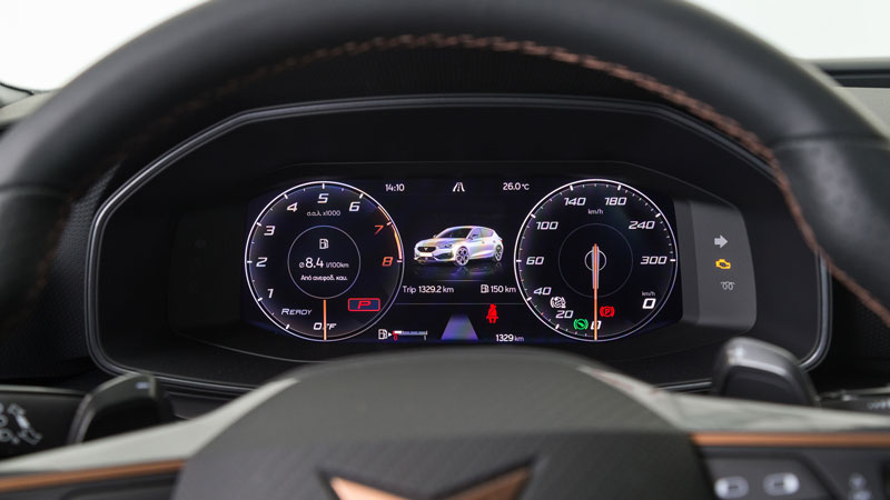 Πίσω από το δερμάτινο τιμόνι βρίσκεται ο πλήρως ψηφιακός και διαμορφώσιμος πίνακας οργάνων, ο οποίος διαθέτει αρκετές διαφορετικές λειτουργίες προβολή