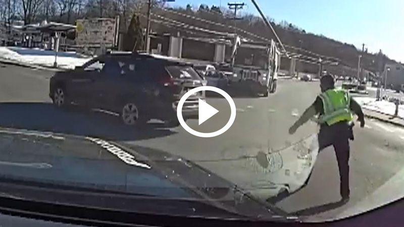 Απέλυσαν αστυνομικό που έβαλε τις φωνές σε γυναίκα οδηγό [video]