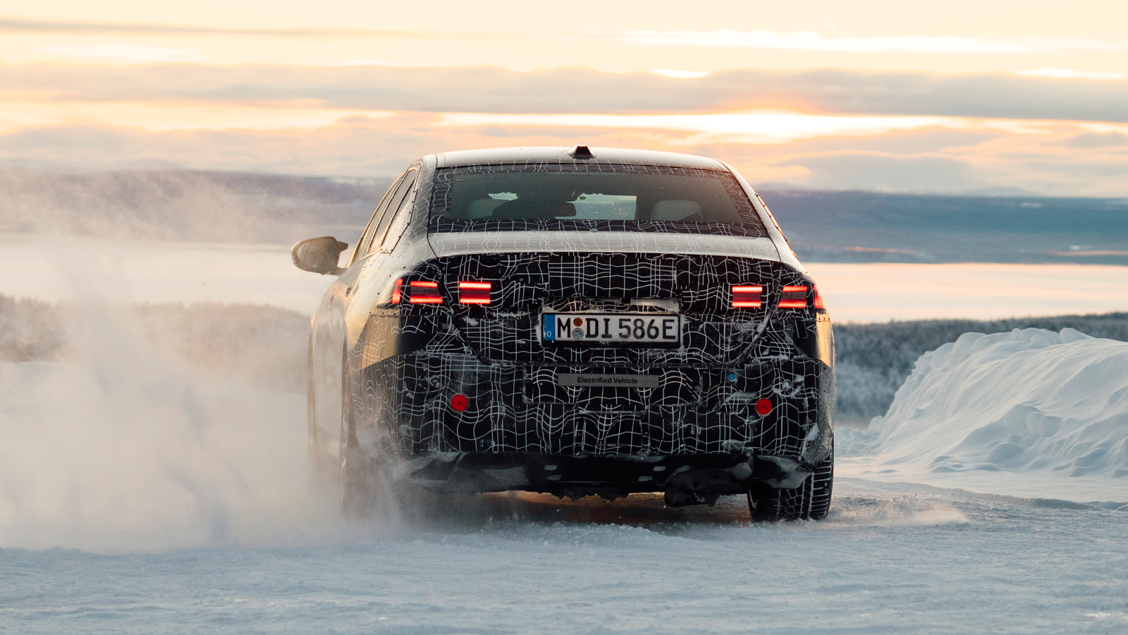 BMW i5: Καμουφλαρισμένη μεν, επιβλητική δε