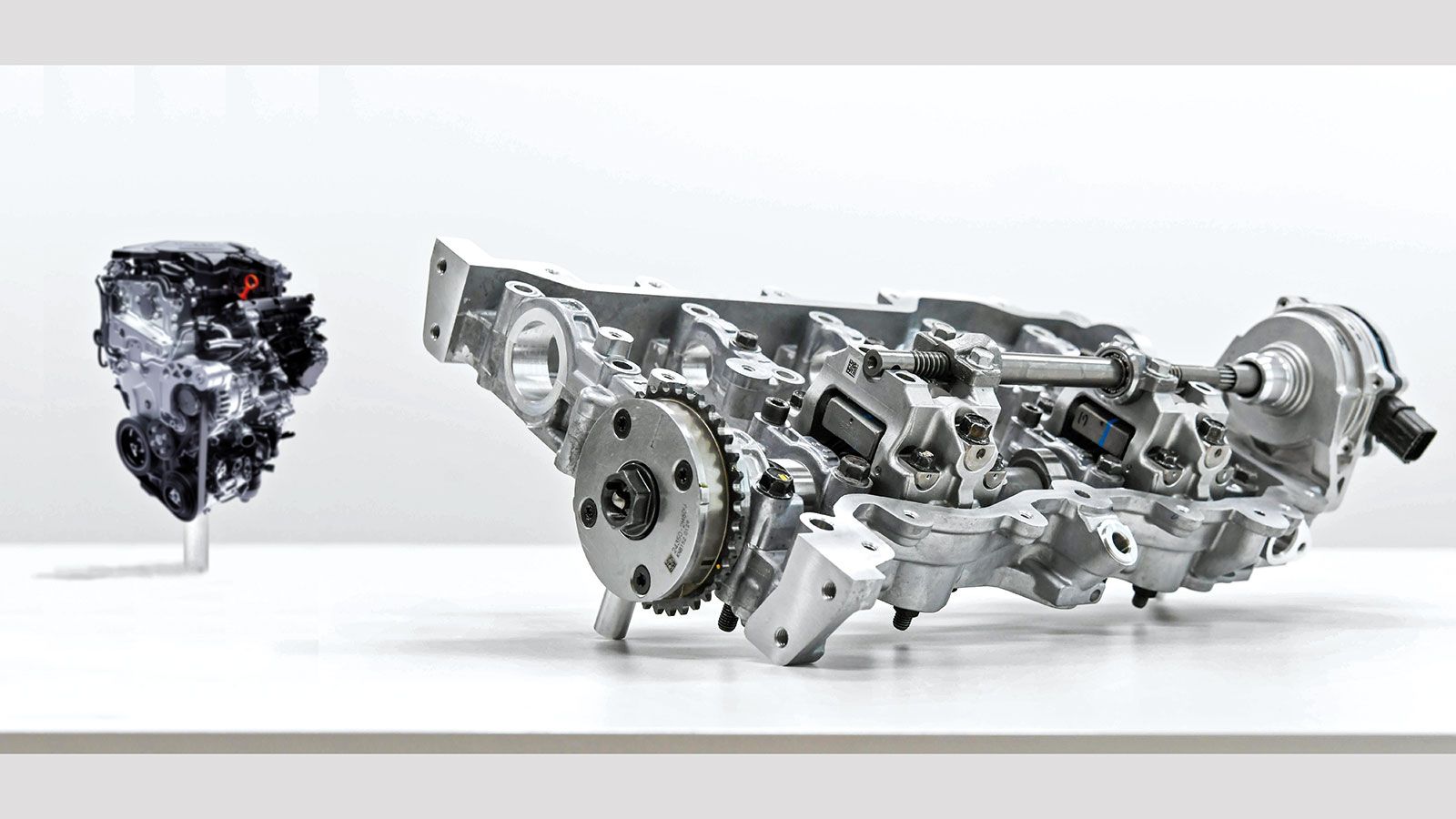 Ένας οδοντωτός κανόνας μετατοπίζει το κέντρο του εκκεντροφόρου και ανοίγει ένα νέο προφίλ έκκεντρου εισαγωγής που είτε επιμηκύνει το βύθισμα, είτε συν