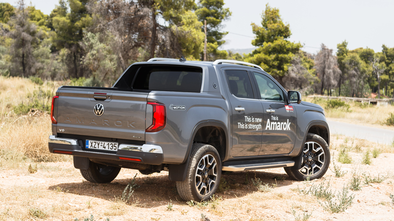 Στο πίσω μέρος βρίσκουμε επίσης LED φώτα από το βασικό εξοπλισμό, τα οποία στις κορυφαίες εκδόσεις Panamericana και Aventura έχουν ιδιαίτερο σχεδιασμό