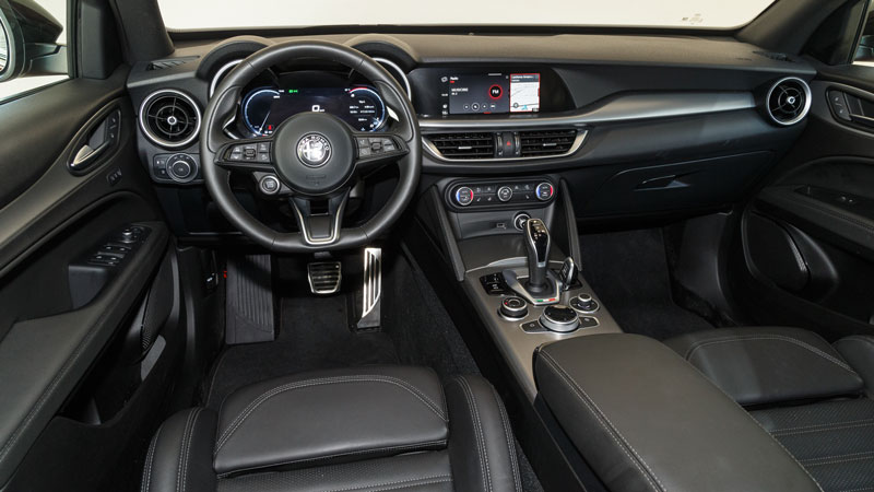 Στο εσωτερικό συναντάμε υλικά υψηλής ποιότητας, στιβαρή συναρμογή και ντελικάτο φινίρισμα, με τη premium φιλοσοφία να είναι διάχυτη