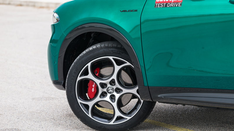 Τα φρένα του είναι άξια μνείας μιας και χρειάζονται 35,5 μ. για να ακινητοποιήσουν το μοντέλα από τα 100 χλμ/ώρα