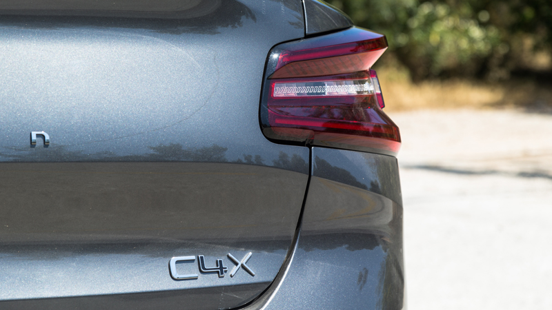 Τα πίσω φωτιστικά σώματα ακολουθούν τη φιλοσοφία των μπροστινών και δένουν με τη νευρώδη επιφάνεια της πόρτας του πορτμπαγκάζ