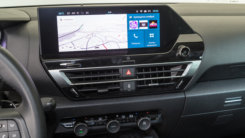 Η κεντρική οθόνη 10 ιντσών διαθέτει ενδιαφέρουσα και ευδιάκριτα γραφικά