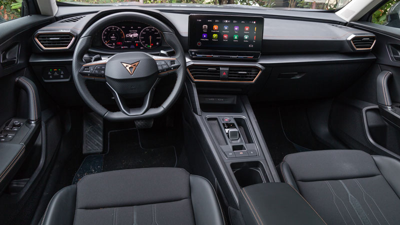 Premium υλικά, στιβαρή συναρμογή, αθλητικά στοιχεία και εντυπωσιακές χάλκινες λεπτομέρειες για το εσωτερικό του Formentor