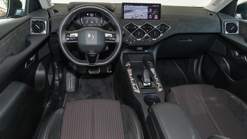 Αναβαθμισμένο και πιο premium είναι και το εσωτερικό του DS3, με τα υλικά που έχουν χρησιμοποιηθεί να είναι άκρως ποιοτικά