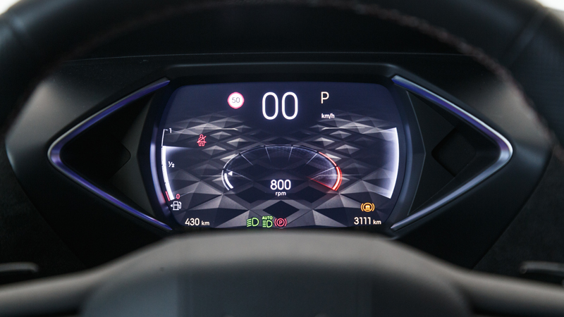 Ο διαμορφώσιμος ψηφιακός πίνακας οργάνων 7 ιντσών και το στάνταρ head-up display προσφέρουν το δικό τους λιθαράκι στην premium εικόνα της καμπίνας