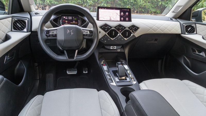 H καμπίνα ξεχωρίζει για τα ποιοτικά του υλικά και τη στιβαρή συναρμογή, ενώ το φινίρισμα των καλών πλαστικών δίνει μια ξεχωριστή και πολυτελής αίσθηση