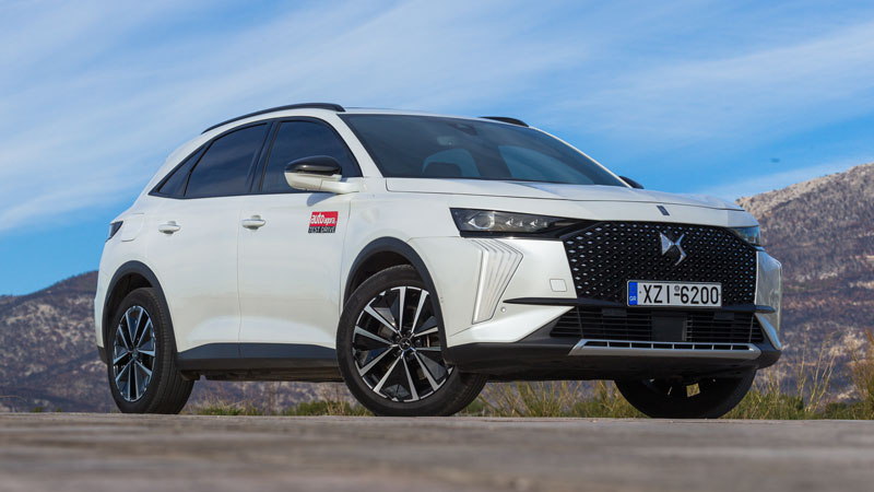 Ο εμπρός πρόβολος έχει δεχτεί τις περισσότερες παρεμβάσεις, με τον ανασχεδιασμένο προφυλακτήρα να φέρει στις άκρες του τα νέα LED φώτα ημέρας DS Light