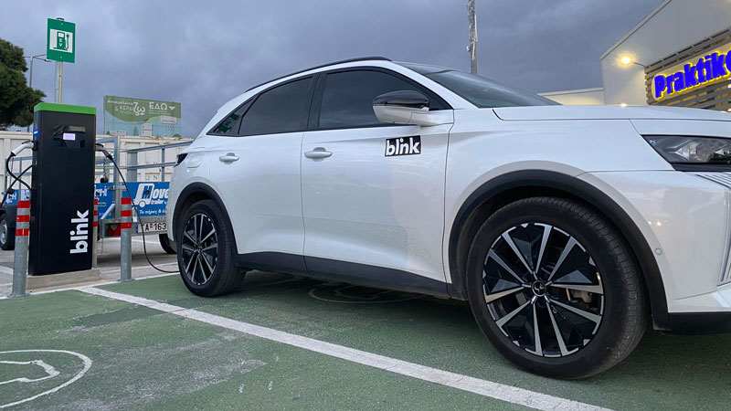 Εμείς επιλέγουμε το δίκτυο της Blink να φορτίζουμε τα αμιγώς ηλεκτρικά και Plug-In υβριδικά μοντέλα που δοκιμάζουμε, μιας και με πάνω από 380 θέσεις π