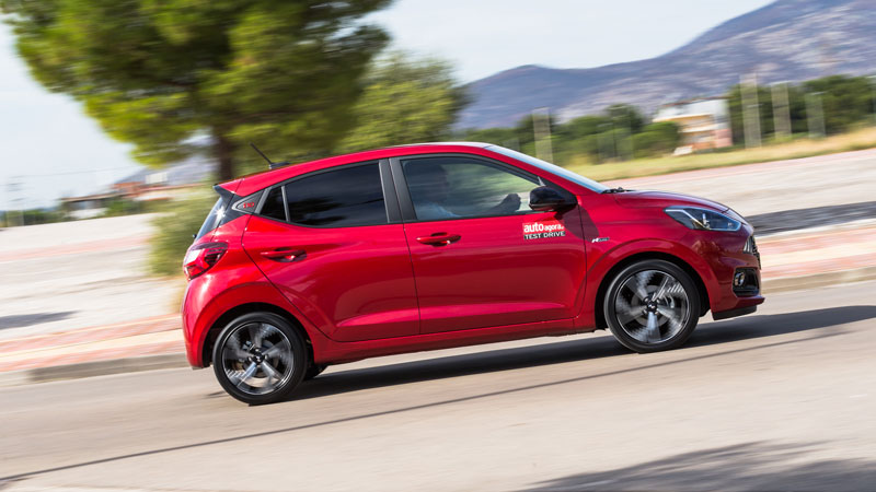 Για να ολοκληρώσει το 0-100 χλμ./ώρα χρειάζεται 9,9 δλ., για το 60-100 8,4 δλ. και για το 80-120 χλμ./ώρα 13,5 δλ., ενώ η τελική του ακουμπάει τα 190 