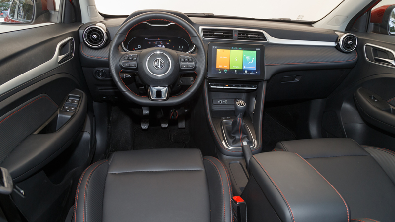 H καμπίνα δεν έχει καμία σχέση με «κινεζιές» και ακολουθάει πιο μοντέρνα και hi-tech μονοπάτια, που κάνουν το ZS να μπορεί να σταθεί εύκολα δίπλα στου