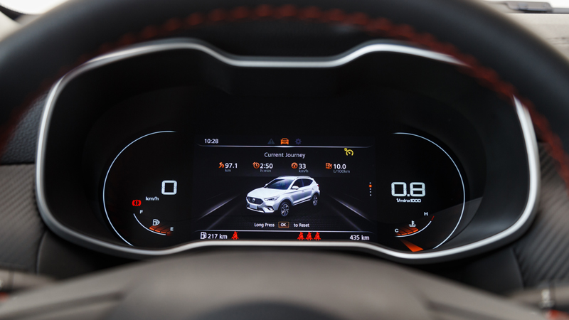 O ψηφιακός πίνακας οργάνων του αυτοκινήτου δοκιμής μας ήταν ευανάγνωστος, με όμορφα γραφικά και αρκετές πληροφορίες