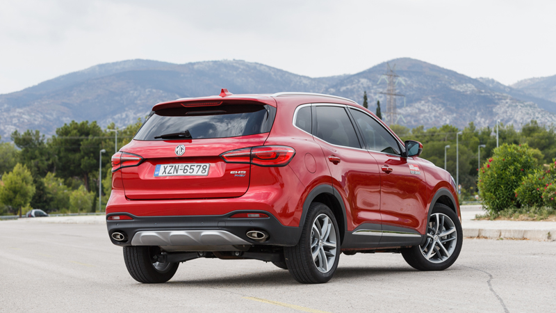 Η σχεδίαση του πίσω μέρους είναι ήσυχη, με τις 2 απολήξεις της εξάτμισης να φανερώνουν ότι κάτι καλό κρύβεται κάτω από το καπό