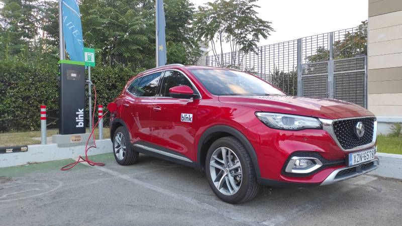 Εμείς επιλέγουμε το δίκτυο της Blink να φορτίζουμε τα αμιγώς ηλεκτρικά και Plug-In υβριδικά μοντέλα που δοκιμάζουμε, μιας και με πάνω από 380 θέσεις π