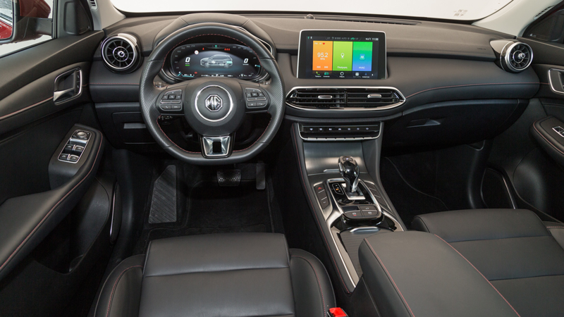 Στο εσωτερικό συναντάμε ποιοτικά υλικά κατασκευής, με καλό φινίρισμα και συναρμογή, ενώ η εκτεταμένη χρήση μαλακών στοιχείων αυξάνει την αίσθηση πολυτ