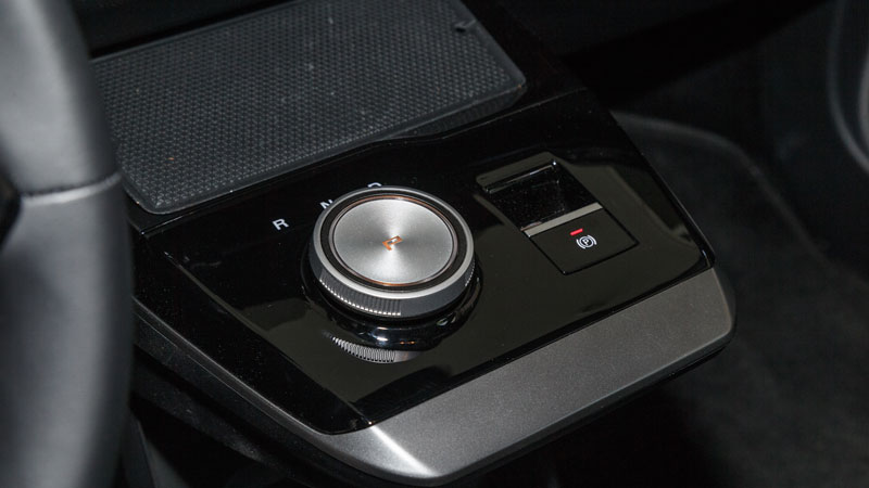 Δεν χρειάζεται να «πατήσεις» μίζα για να πάρει μπροστά. Κάθεσαι στο κάθισμα, γυρνάς το περιστροφικό διακόπτη κι είσαι έτοιμος να ξεκινήσεις