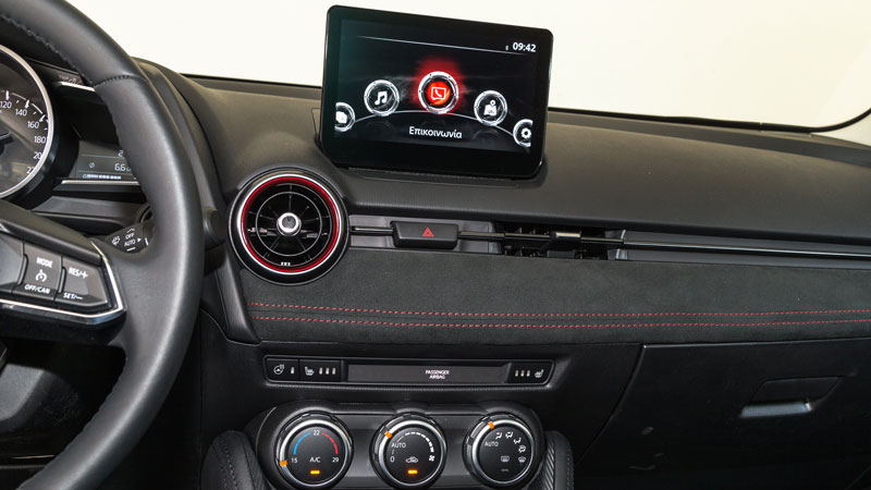 H 8ιντση οθόνη του infotainment χειρίζεται μέσω της αφής (μόνο όταν το όχημα είναι σταματημένο) ή των πρακτικών περιστροφικών διακοπτών πίσω από το λε