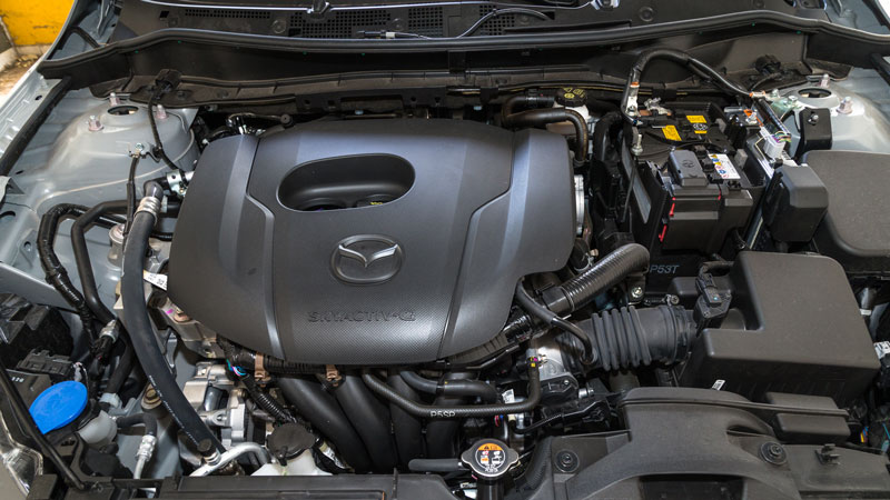 Το αυτοκίνητο δοκιμής μας φοράει τον ατμοσφαιρικό 1.500αρη Skyactiv-G κινητήρα, ο οποίος συνεργάζεται με mild hybrid σύστημα 24 Volt και αποδίδει 90 ί