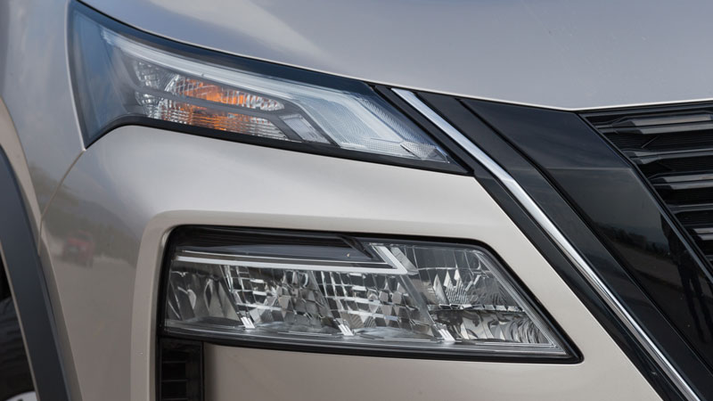 Tα αιχμηρά φωτιστικά σώματα βάζουν το δικό τους λιθαράκι στην δυναμική εμφάνιση του μοντέλου