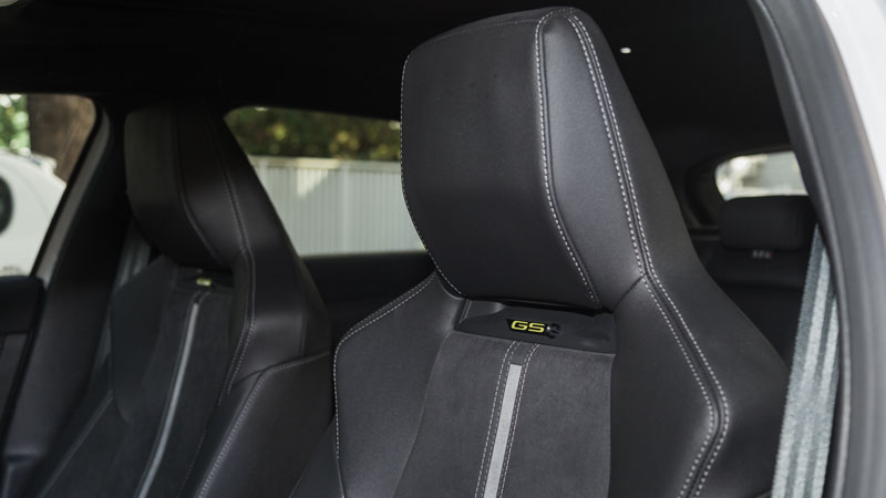 Αναμφισβήτητοι πρωταγωνιστές είναι τα μπροστινά ηλεκτρικά θερμαινόμενα bucket Alcantara καθίσματα, αποκλειστικά φτιαγμένα για τις εκδόσεις GSe
