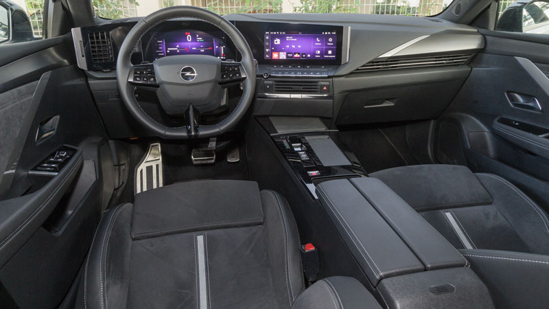 Στο εσωτερικό συναντάμε μια αρμονική συνύπαρξη μεταξύ πολυτέλειας, τεχνολογίας και αθλητικών στοιχείων