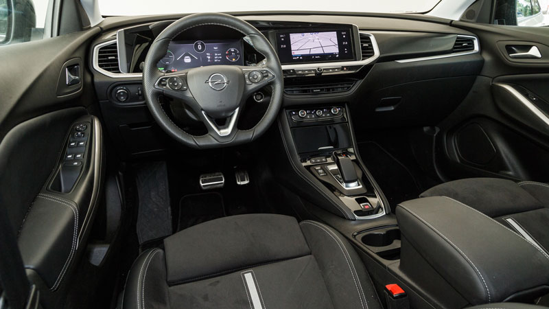 Ποιοτική η καμπίνα του μοντέλου με τα υλικά να είναι από το πάνω ράφι, ενώ η συναρμογή και το φινίρισμα είναι προσεγμένα
