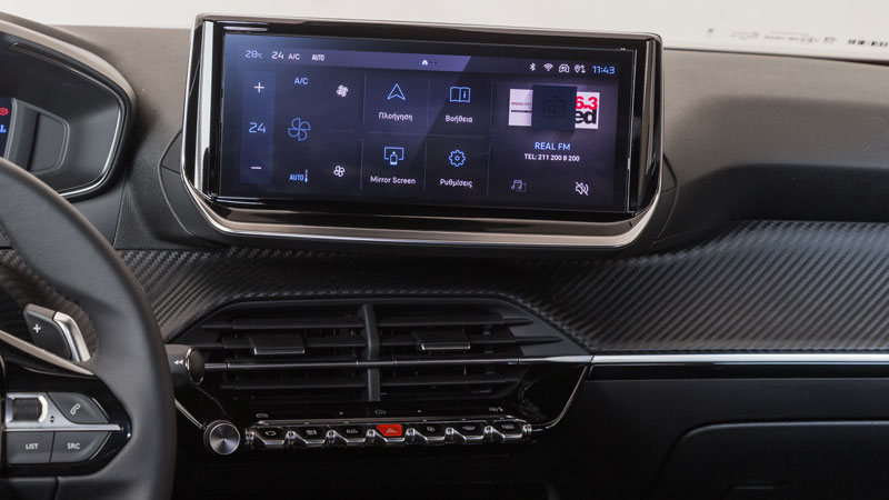 Η κεντρική οθόνη αφής έρχεται πλέον στάνταρ με οθόνη 10 ιντσών, ενισχύοντας την αίσθηση πολυτέλειας του μοντέλου