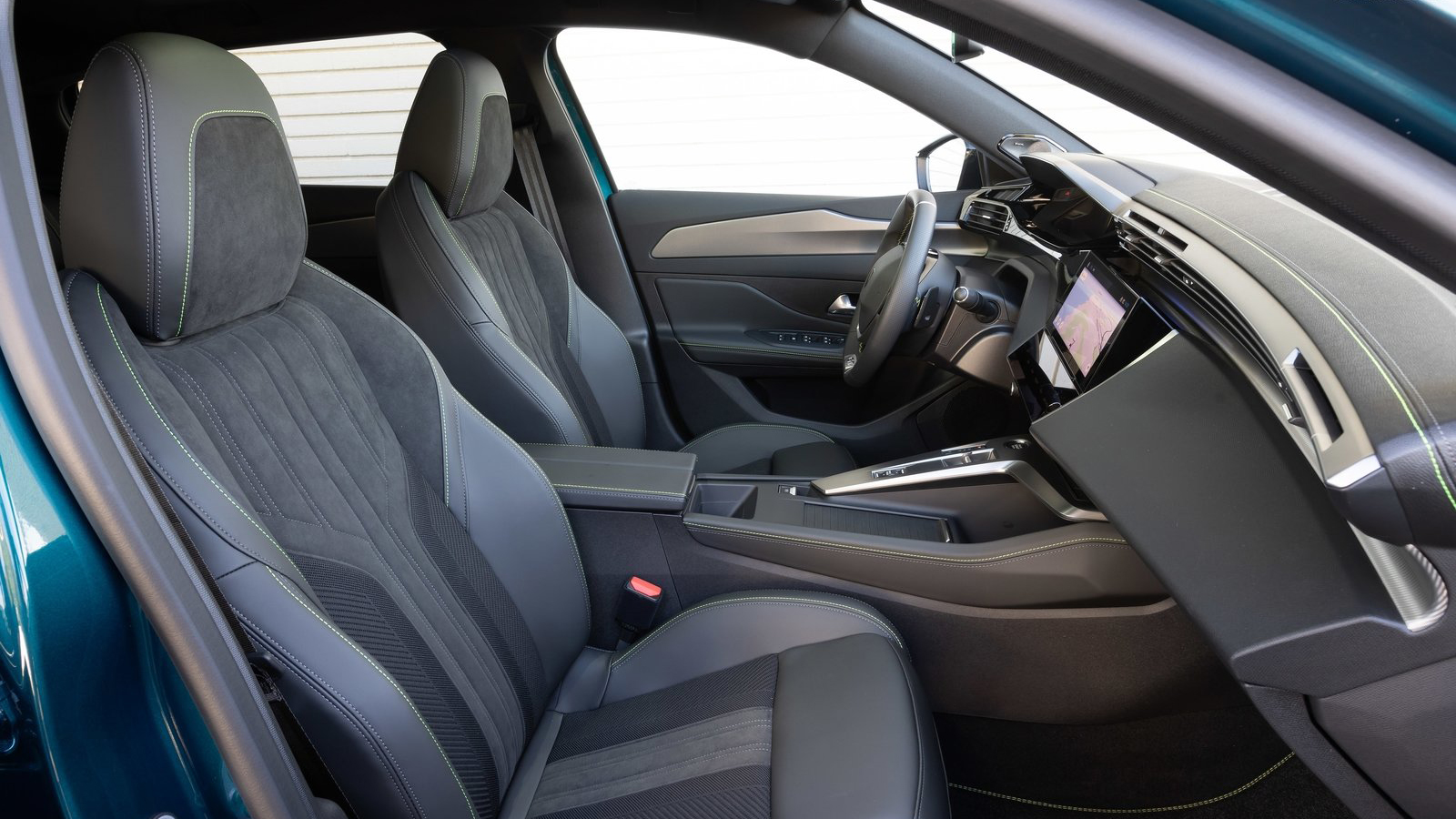 Peugeot 408 Hybrid: Xάνει την κορυφή για λίγο