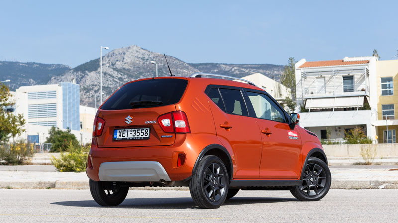 Το πίσω κομμάτι είναι σχεδιαστικό ήσυχο και μόνο η κλίση του πίσω παρμπρίζ έχει το κάτι διαφορετικό