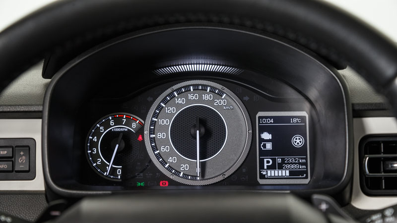 Ο πίνακας οργάνων έχει αναλογικά και ψηφιακά στοιχεία, που συνδυαστικά προσφέρουν όλες τις απαραίτητες πληροφορίες